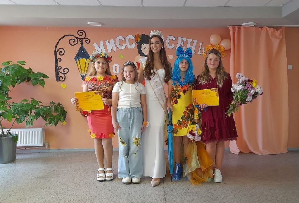 Вновь невидимою кистью. Осень выкрасила листья Вновь невидимою кистью. Осень выкрасила листья