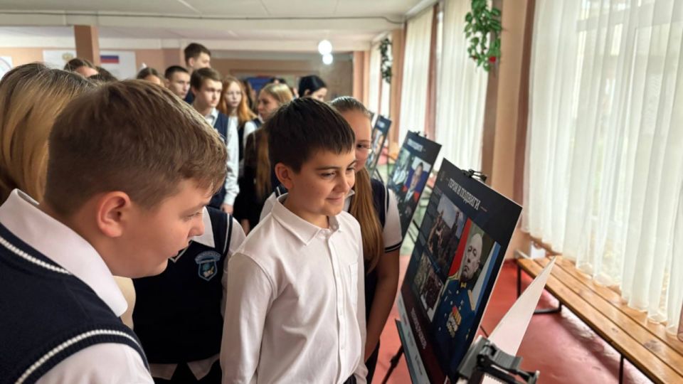 В Красном Луче состоялось торжественное открытие историко-патриотической выставки «Герои и подвиги: Наши земляки – Герои России» В Красном Луче состоялось торжественное открытие историко-патриотической выставки «Герои и подвиги: Наши земляки – Герои России»