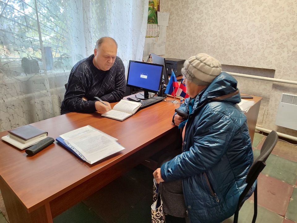 Депутаты продолжают работать с самыми острыми вопросами, волнующими граждан Депутаты продолжают работать с самыми острыми вопросами, волнующими граждан