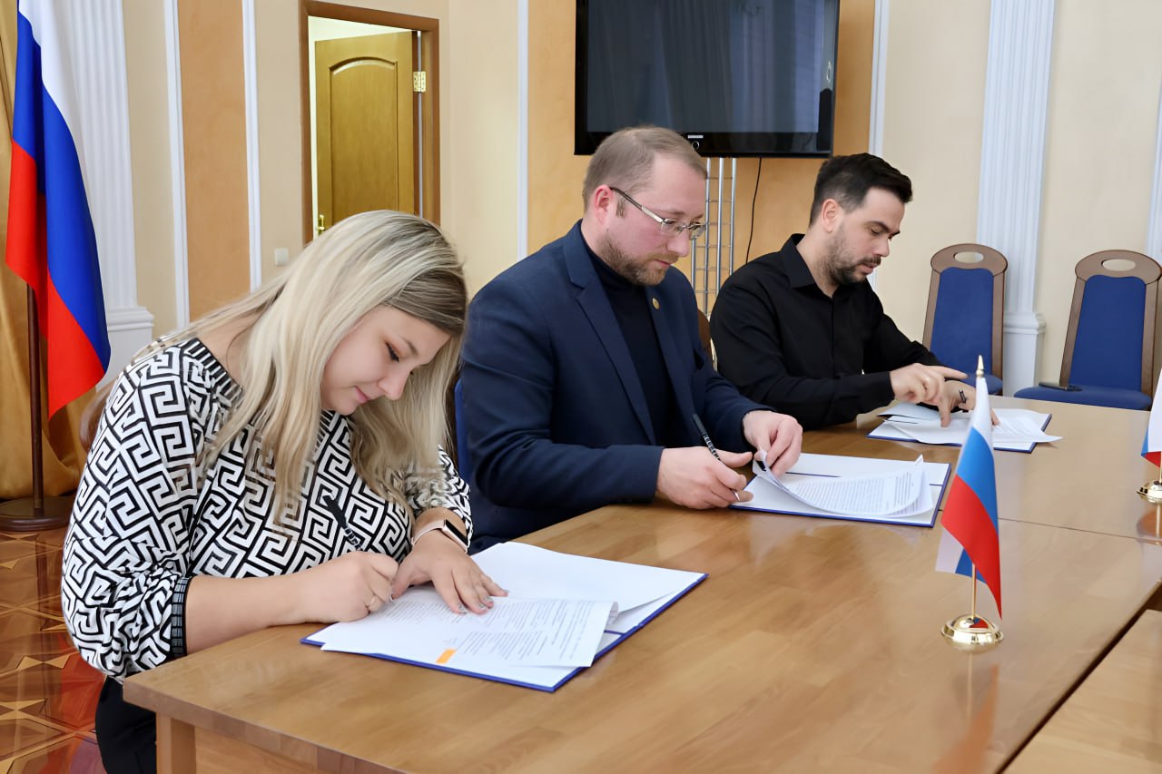 В Луганской Народной Республике прошло важное мероприятие — трёхстороннее подписание соглашений между Министерством культуры ЛНР, учреждениями культуры и новыми земскими работниками, прибывшими из различных регионов России В Луганской Народной Республике прошло важное мероприятие — трёхстороннее подписание соглашений между Министерством культуры ЛНР, учреждениями культуры и новыми земскими работниками, прибывшими из различных регионов России