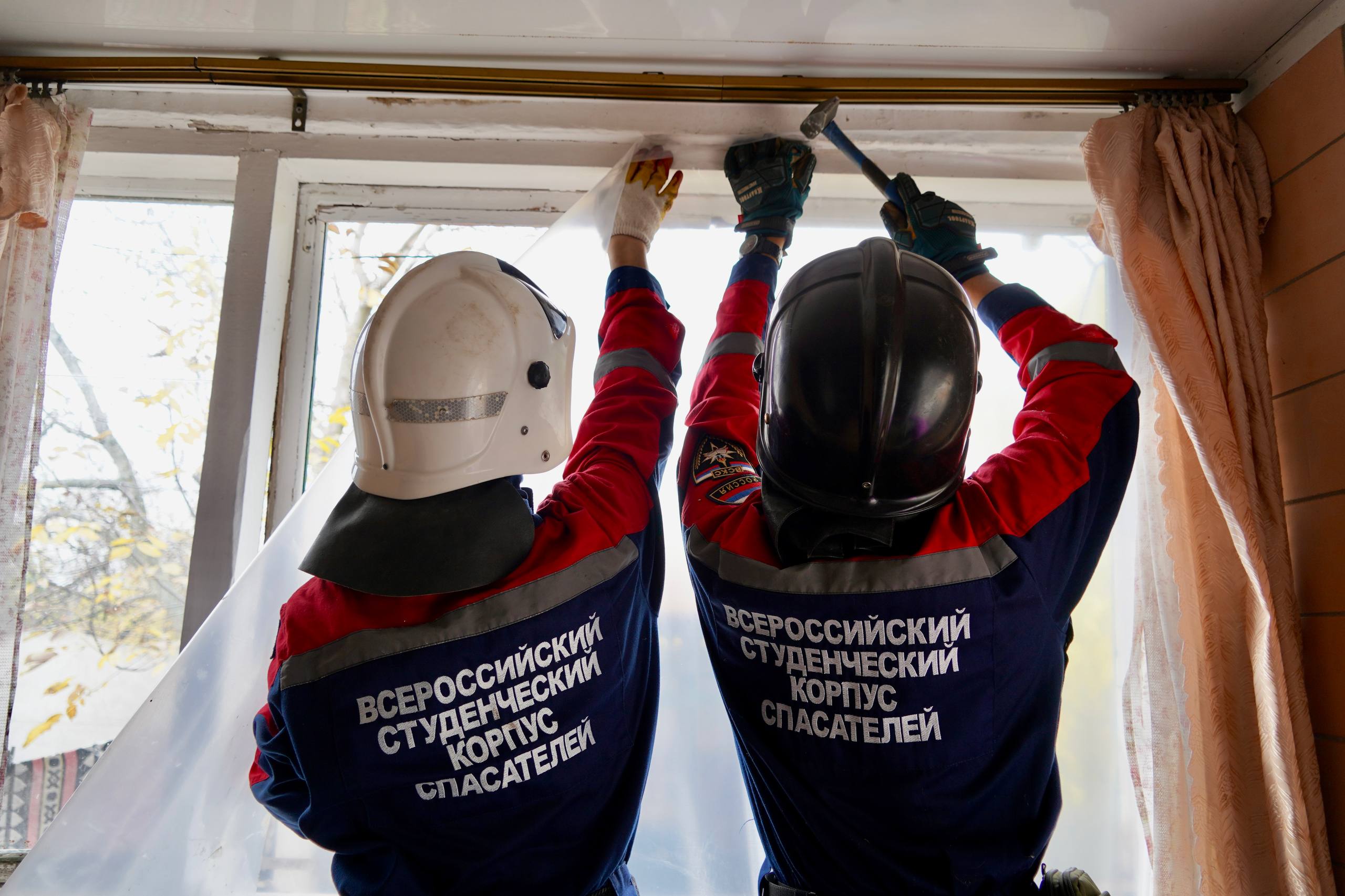Студенты-спасатели ЛугРО ВСКС помогают в ликвидации вчерашнего обстрела БПЛА
