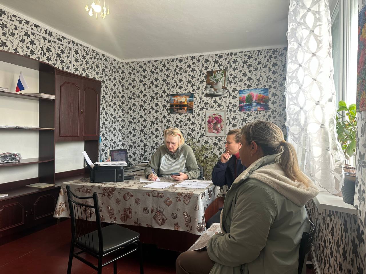 Депутат Совета городского округа города Брянка от ВПП «Единая Россия» Алла Алферова провела приём граждан в поселке Вергелевка