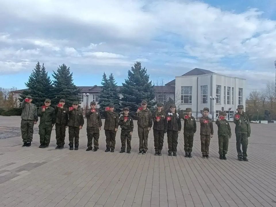 В рамках соглашения о взаимодействии и сотрудничестве с Региональным отделением Российского военно-исторического общества, в день, пропитанный духом патриотизма и уважения к истории, юные ребята 5 кадетского класса... В рамках соглашения о взаимодействии и сотрудничестве с Региональным отделением Российского военно-исторического общества, в день, пропитанный духом патриотизма и уважения к истории, юные ребята 5 кадетского класса...