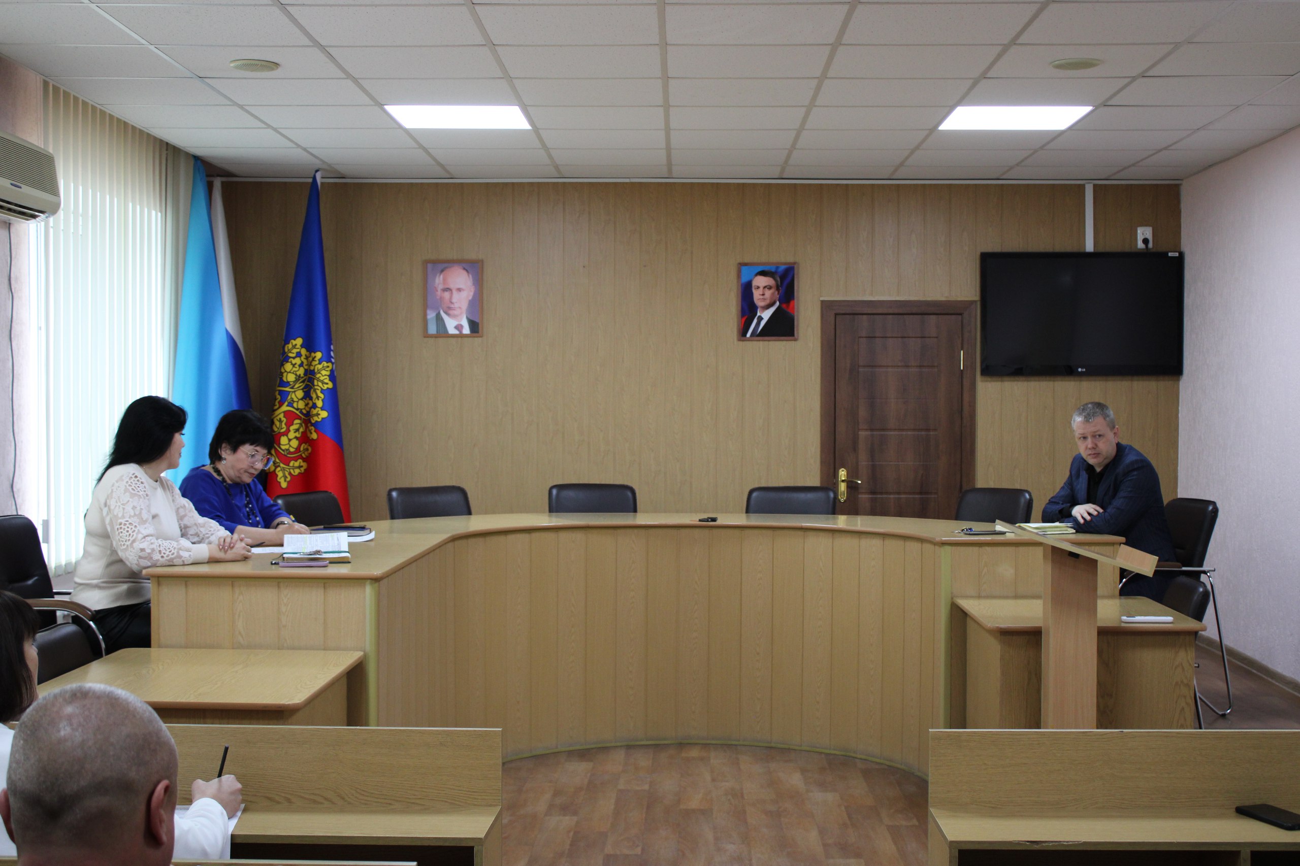 Сегодня временно исполняющий полномочия Главы городского округа город Ровеньки Дмитрий Игошин провел рабочее совещание с руководителями управлений администрации и структурных подразделений, посвященное подготовке... Сегодня временно исполняющий полномочия Главы городского округа город Ровеньки Дмитрий Игошин провел рабочее совещание с руководителями управлений администрации и структурных подразделений, посвященное подготовке...
