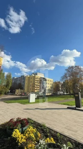 У сквера Славы в Луганске активно ремонтируют очередную городскую «заброшку»: в здании уже начались внутренние отделочные работы