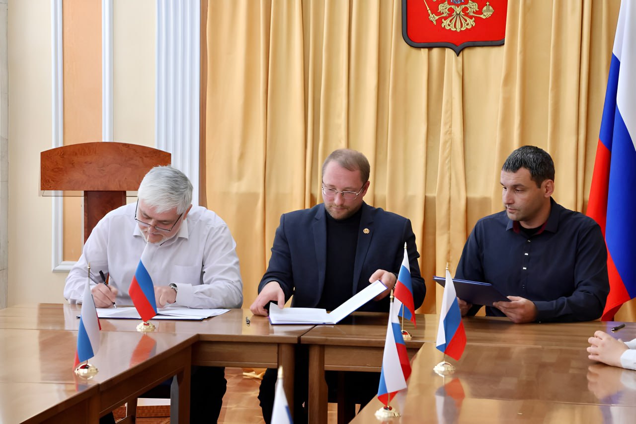 В Луганской Народной Республике прошло важное мероприятие — трёхстороннее подписание соглашений между Министерством культуры ЛНР, учреждениями культуры и новыми земскими работниками, прибывшими из различных регионов России В Луганской Народной Республике прошло важное мероприятие — трёхстороннее подписание соглашений между Министерством культуры ЛНР, учреждениями культуры и новыми земскими работниками, прибывшими из различных регионов России