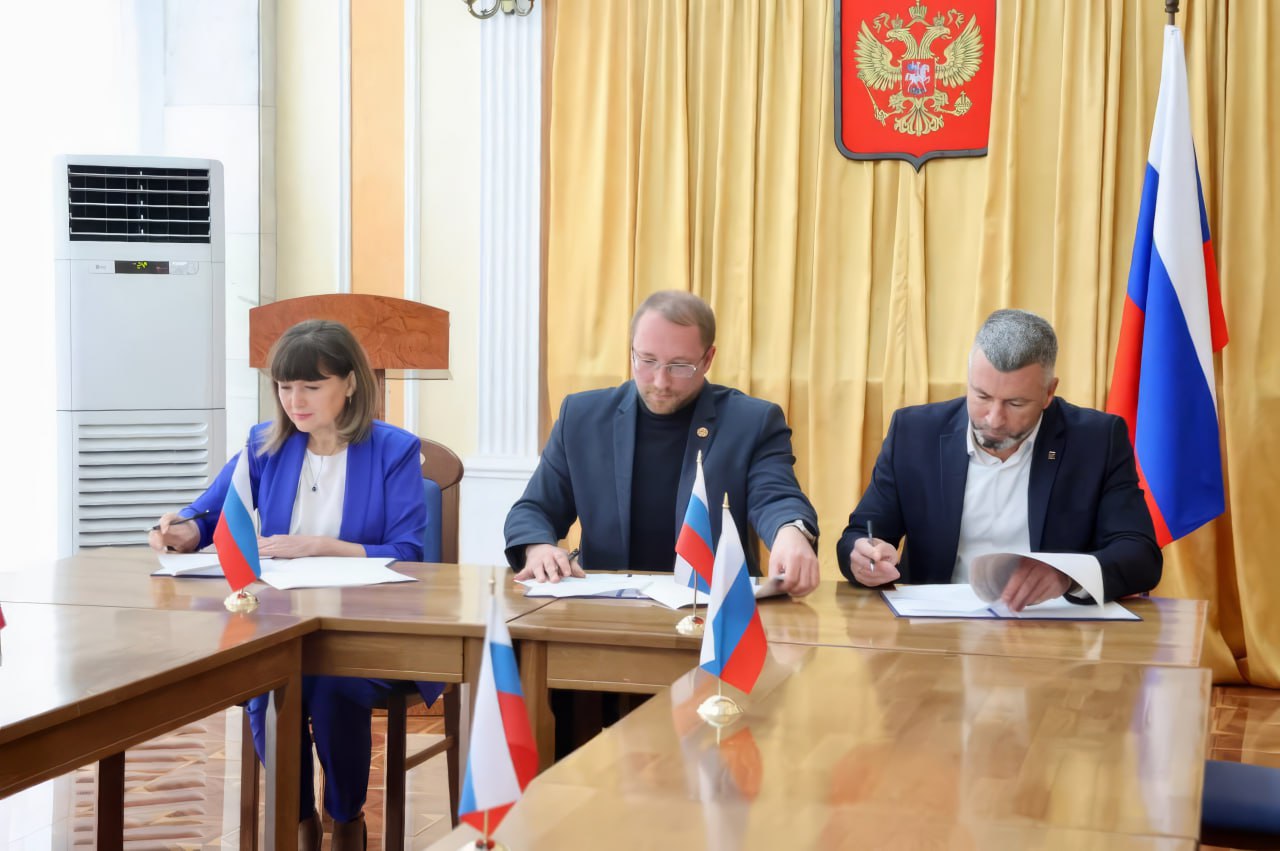 В Луганской Народной Республике прошло важное мероприятие — трёхстороннее подписание соглашений между Министерством культуры ЛНР, учреждениями культуры и новыми земскими работниками, прибывшими из различных регионов России В Луганской Народной Республике прошло важное мероприятие — трёхстороннее подписание соглашений между Министерством культуры ЛНР, учреждениями культуры и новыми земскими работниками, прибывшими из различных регионов России