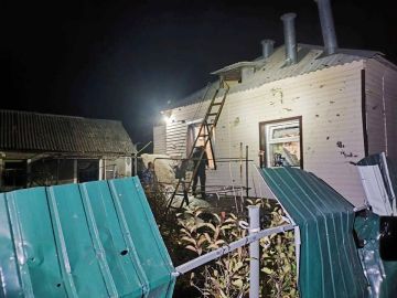 Спасатели ликвидируют последствия атаки дронов ВСУ в Луганске