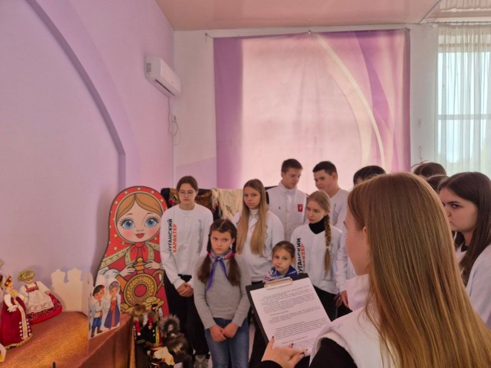 Живая нить традиций": Ровеньковская школа №3 представила выставку кукол в народных костюмах Живая нить традиций": Ровеньковская школа №3 представила выставку кукол в народных костюмах