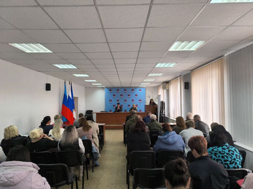 Альберт Зинченко: Сегодня совместно с председателем Совета Станично-Луганского муниципального округа Татьяной Пономаревой провели аппаратное совещание с руководителями структурных подразделений, учреждений и предприятий... Альберт Зинченко: Сегодня совместно с председателем Совета Станично-Луганского муниципального округа Татьяной Пономаревой провели аппаратное совещание с руководителями структурных подразделений, учреждений и предприятий...