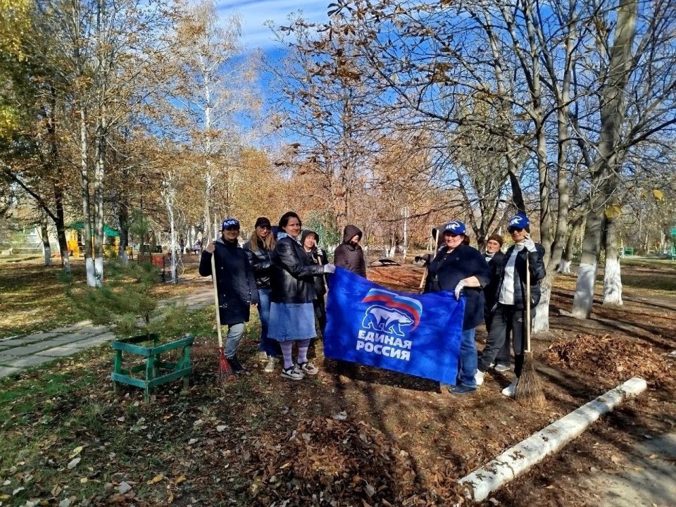 В Молодогвардейске активисты Партии «Единая Россия» приступили к уборке опавшей листвы В Молодогвардейске активисты Партии «Единая Россия» приступили к уборке опавшей листвы