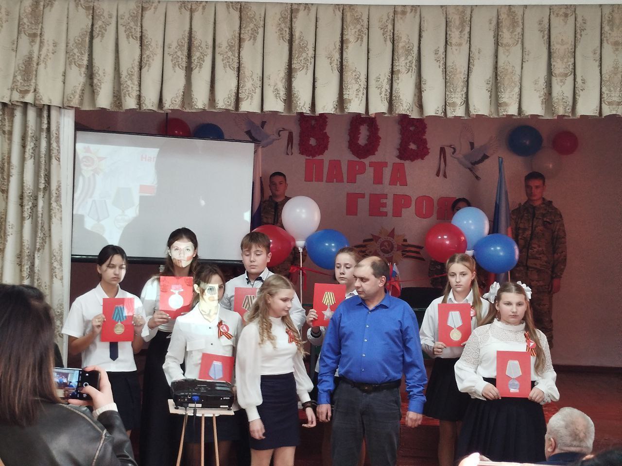 В Успенской средней школе №3 провели торжественное открытие «Парты Героя» в рамках реализации партийного проекта "Новая школа" партии "Единая Россия" В Успенской средней школе №3 провели торжественное открытие «Парты Героя» в рамках реализации партийного проекта "Новая школа" партии "Единая Россия"