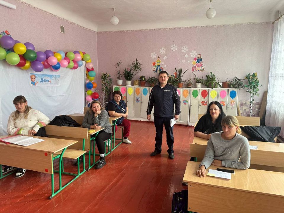 Сотрудники Госавтоинспекции провели встречи с педагогами и родителями школьников в рамках акции «Засветись!» Сотрудники Госавтоинспекции провели встречи с педагогами и родителями школьников в рамках акции «Засветись!»