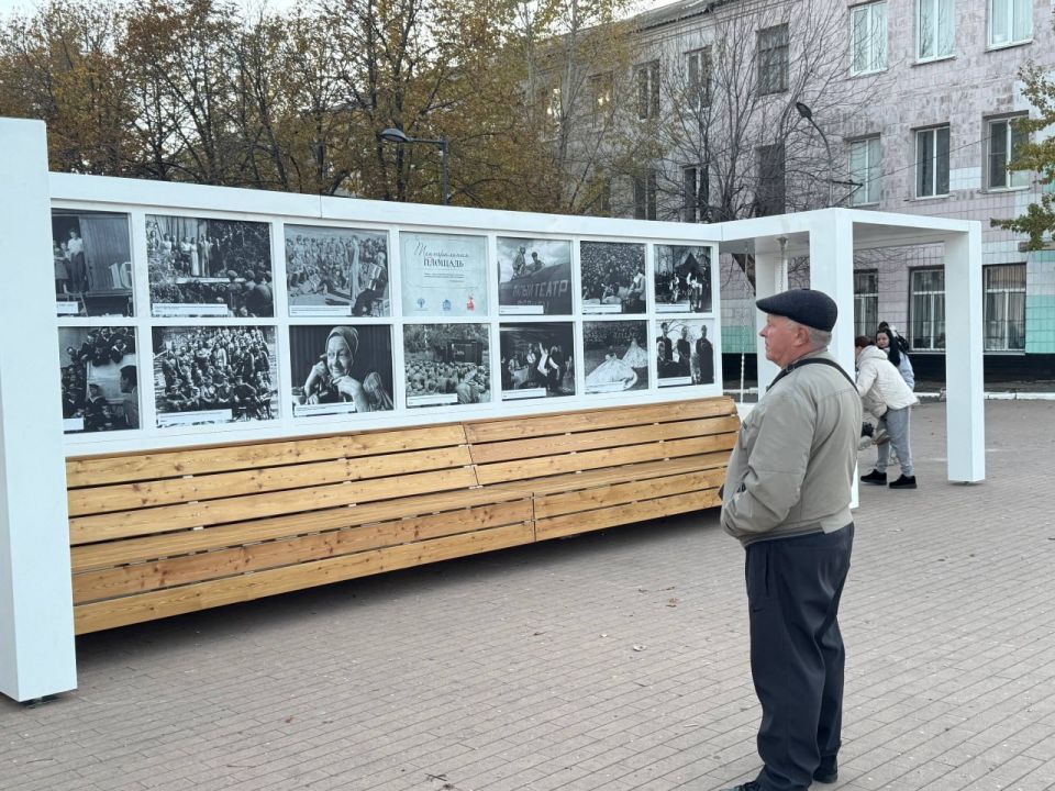 В Красном Луче открылся уличный выставочный проект «Театральная площадь» В Красном Луче открылся уличный выставочный проект «Театральная площадь»