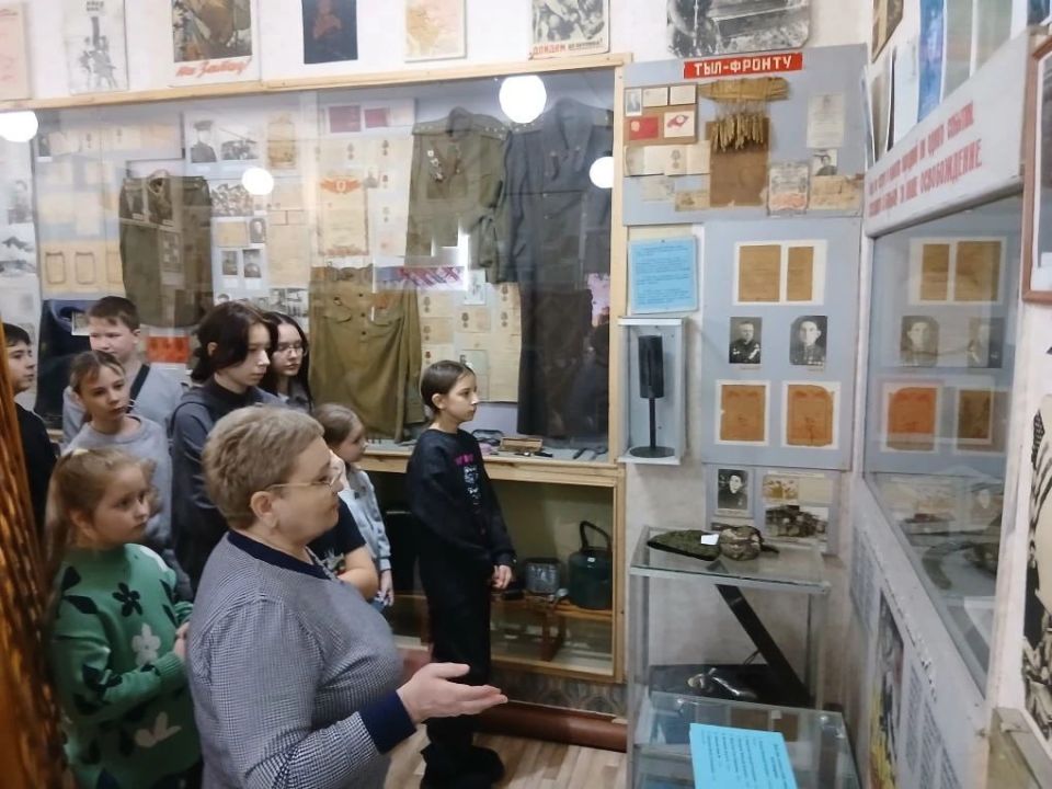 В Кировском историко-художественном музее состоялась экскурсия по экспозиции «Великая Отечественная война» В Кировском историко-художественном музее состоялась экскурсия по экспозиции «Великая Отечественная война»