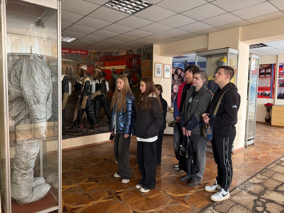 Учащиеся школы №44 Луганска познакомились с работой пожарных и спасателей Учащиеся школы №44 Луганска познакомились с работой пожарных и спасателей