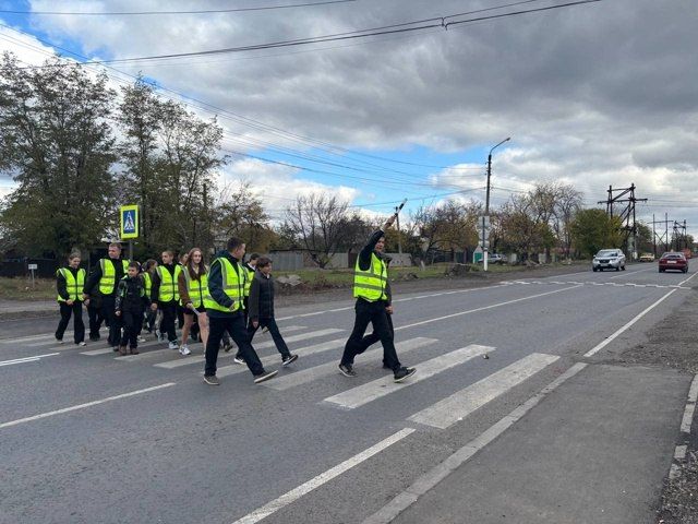 В целях недопущения детского дорожно-транспортного травматизма и привлечения внимания общественности к проблеме обеспечения безопасности дорожного движения детей-пешеходов в Ровеньковской школе № 8 им. С.В. Полуянова прошел... В целях недопущения детского дорожно-транспортного травматизма и привлечения внимания общественности к проблеме обеспечения безопасности дорожного движения детей-пешеходов в Ровеньковской школе № 8 им. С.В. Полуянова прошел...
