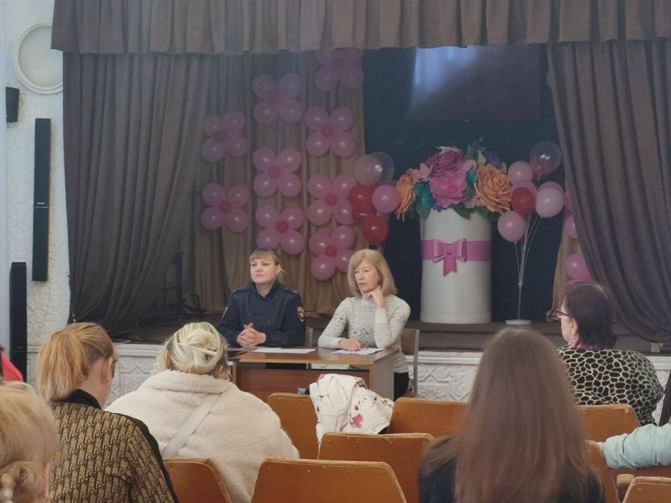 Сотрудники Госавтоинспекции провели встречи с педагогами и родителями школьников в рамках акции «Засветись!» Сотрудники Госавтоинспекции провели встречи с педагогами и родителями школьников в рамках акции «Засветись!»