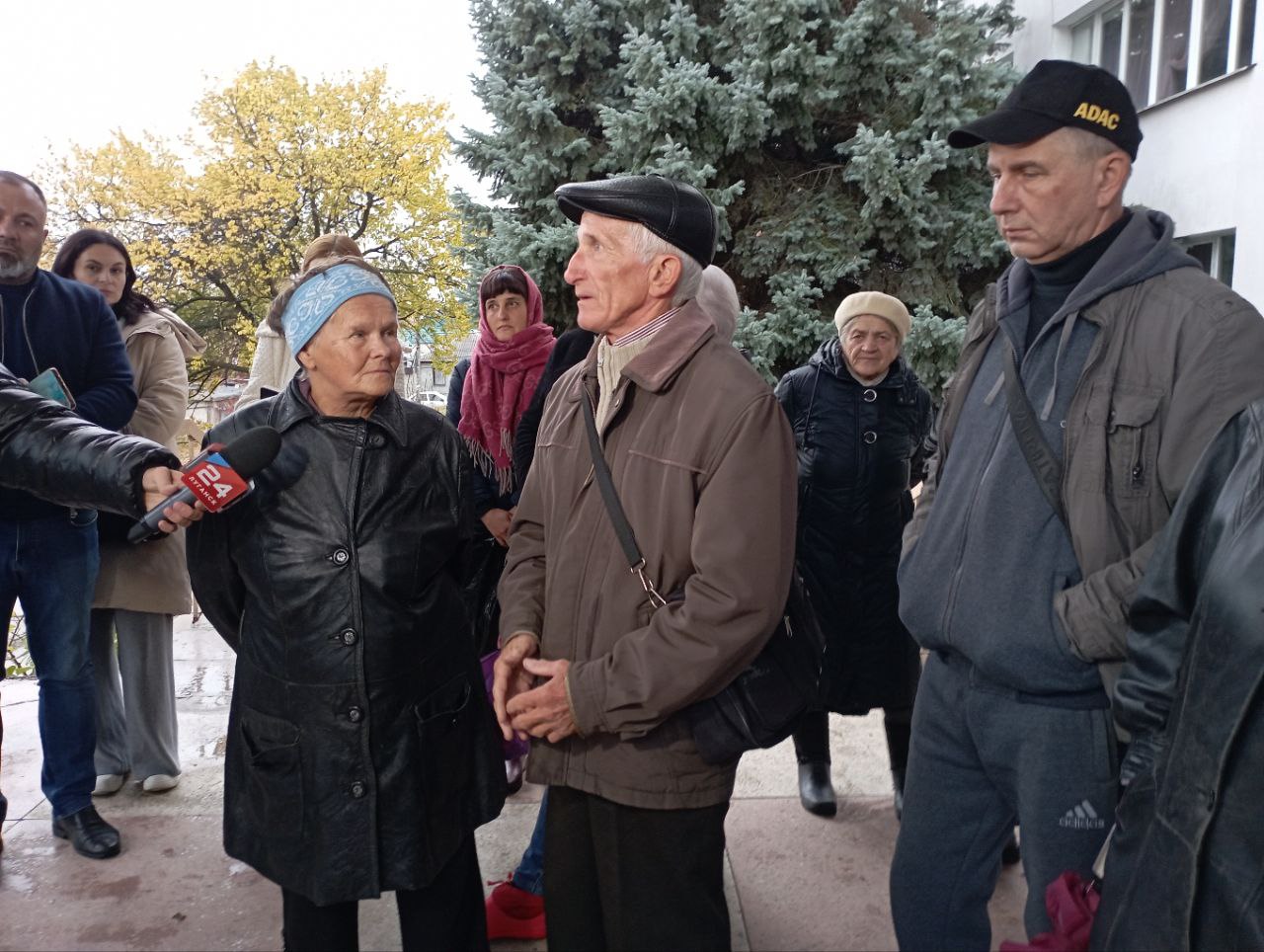 Яна Пащенко: Возле столичной СШ № 13 им. Александра Молодчего состоялась очередная встреча с горожанами, которая прошла в рамках проекта "Муниципальный диалог" Яна Пащенко: Возле столичной СШ № 13 им. Александра Молодчего состоялась очередная встреча с горожанами, которая прошла в рамках проекта "Муниципальный диалог"