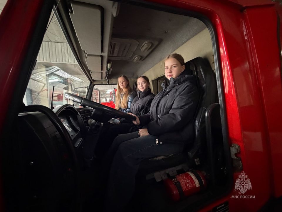 Учащиеся школы №44 Луганска познакомились с работой пожарных и спасателей Учащиеся школы №44 Луганска познакомились с работой пожарных и спасателей