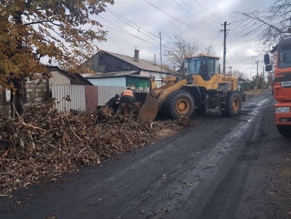 Сегодня специализированной техникой была завершена уборка удаленного аварийного дерева в пгт Кленовый по улице Полевая Сегодня специализированной техникой была завершена уборка удаленного аварийного дерева в пгт Кленовый по улице Полевая