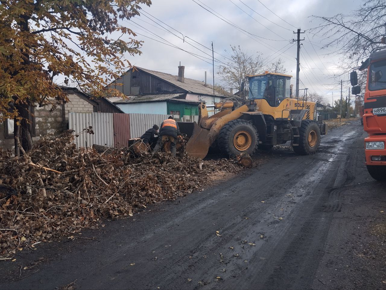 Сегодня специализированной техникой была завершена уборка удаленного аварийного дерева в пгт Кленовый по улице Полевая Сегодня специализированной техникой была завершена уборка удаленного аварийного дерева в пгт Кленовый по улице Полевая