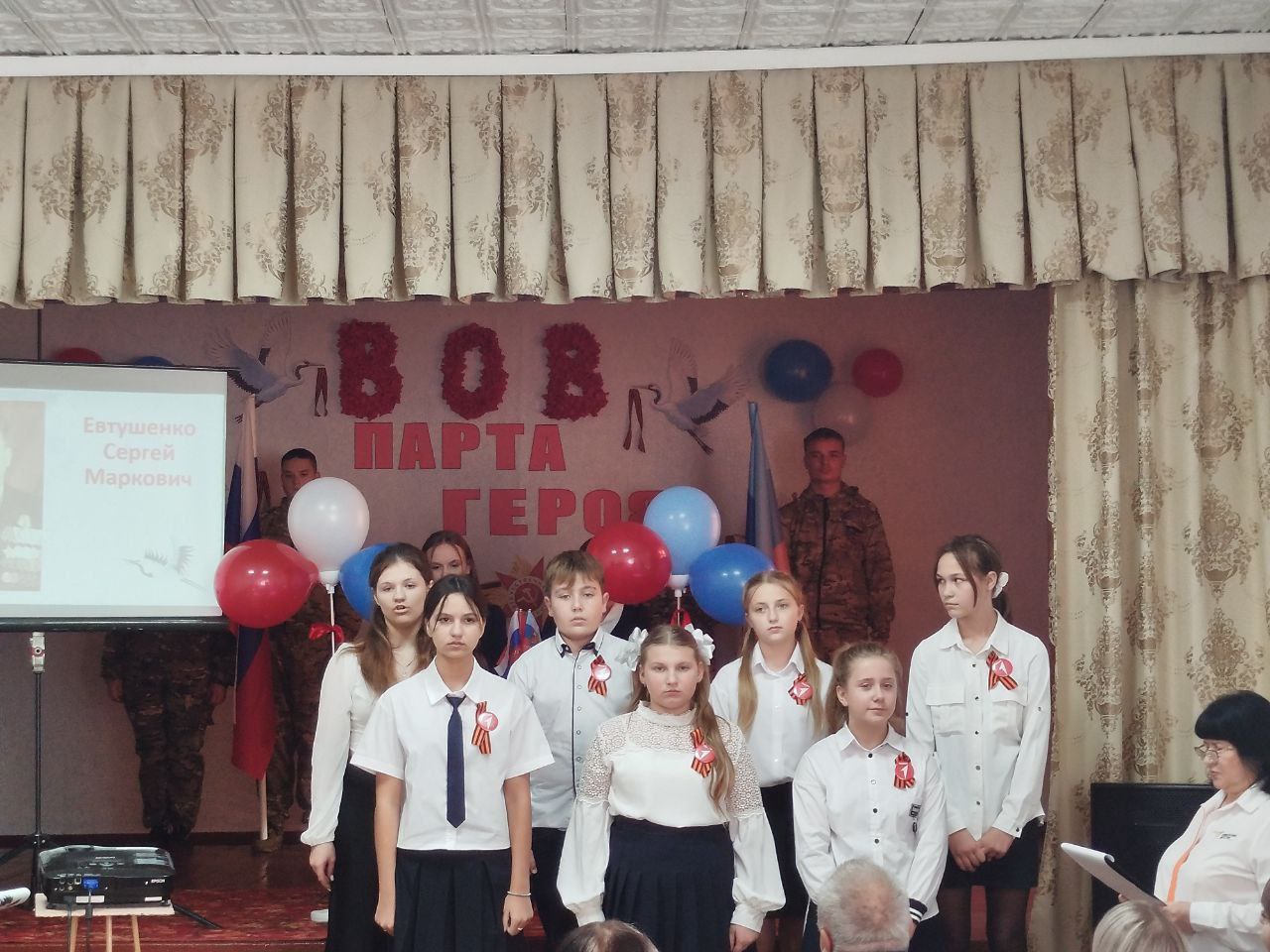 В Успенской средней школе №3 провели торжественное открытие «Парты Героя» в рамках реализации партийного проекта "Новая школа" партии "Единая Россия" В Успенской средней школе №3 провели торжественное открытие «Парты Героя» в рамках реализации партийного проекта "Новая школа" партии "Единая Россия"