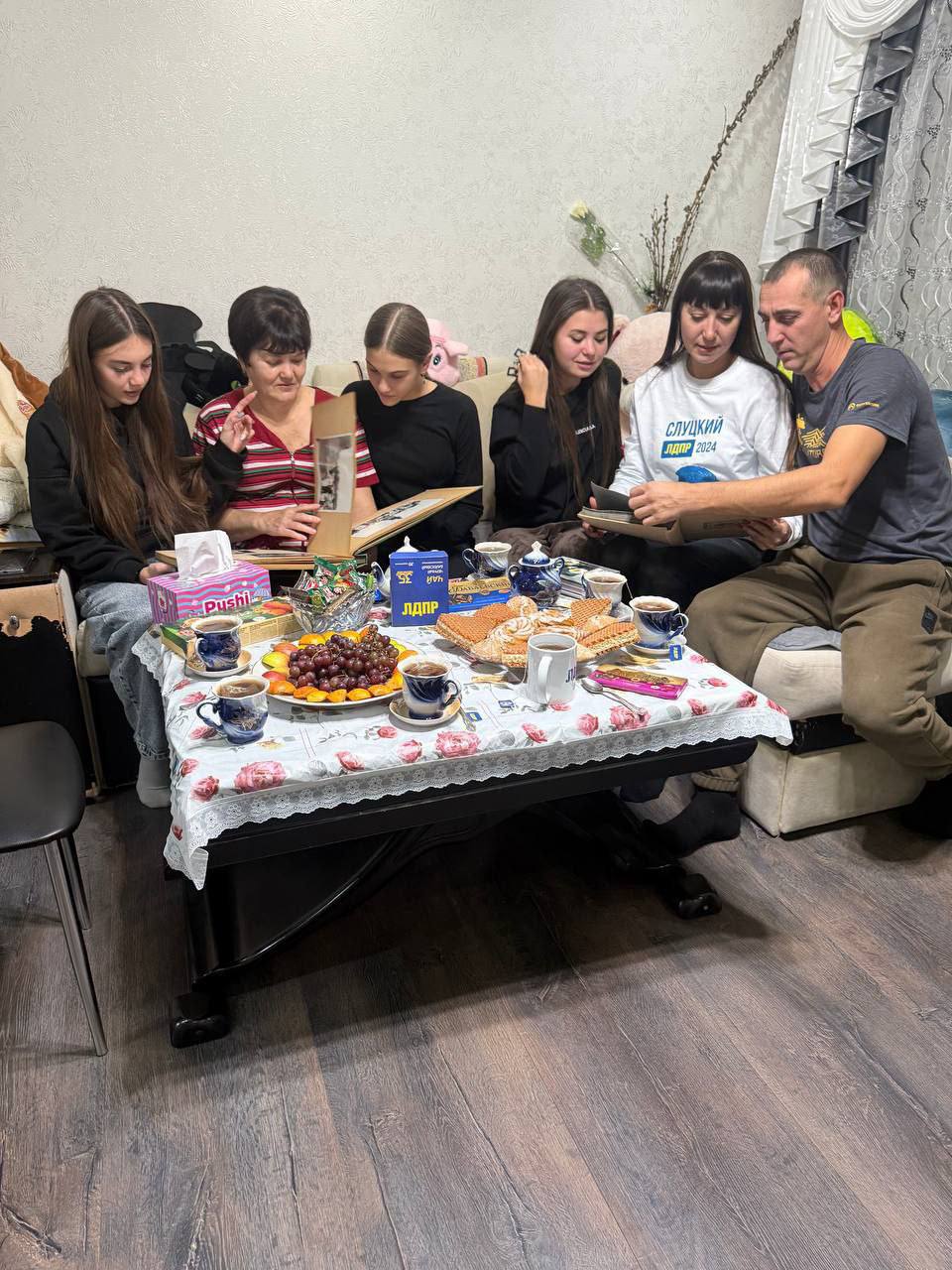 ДЕНЬ, НАПОЛНЕННЫЙ ТЕПЛОМ. Сегодня — самый добрый и сердечный праздник, День бабушек и дедушек ДЕНЬ, НАПОЛНЕННЫЙ ТЕПЛОМ. Сегодня — самый добрый и сердечный праздник, День бабушек и дедушек