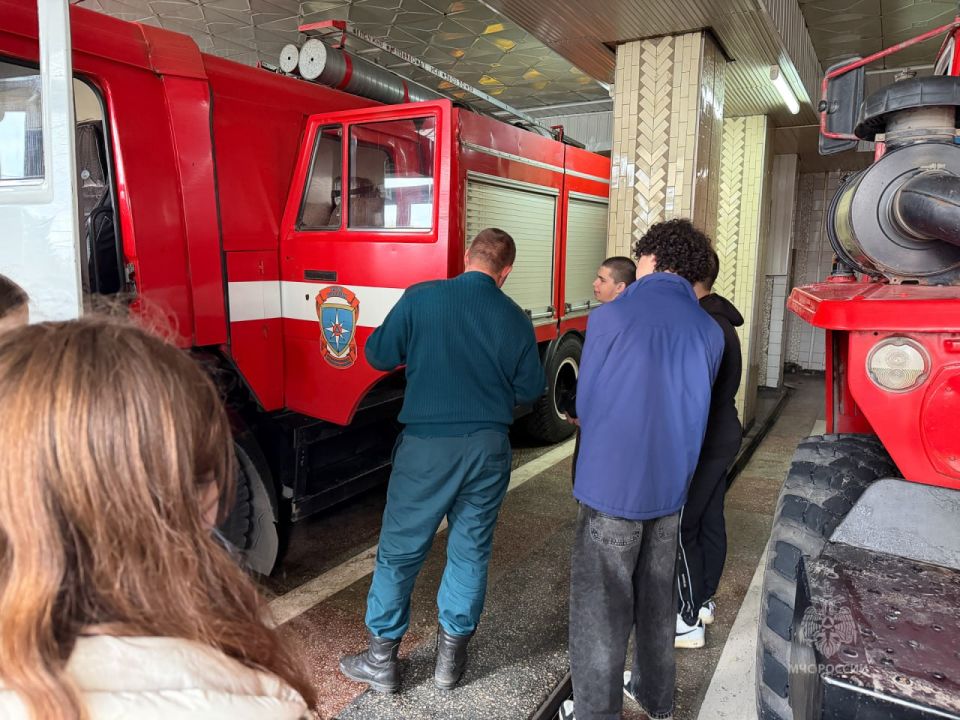 Учащиеся школы №44 Луганска познакомились с работой пожарных и спасателей Учащиеся школы №44 Луганска познакомились с работой пожарных и спасателей