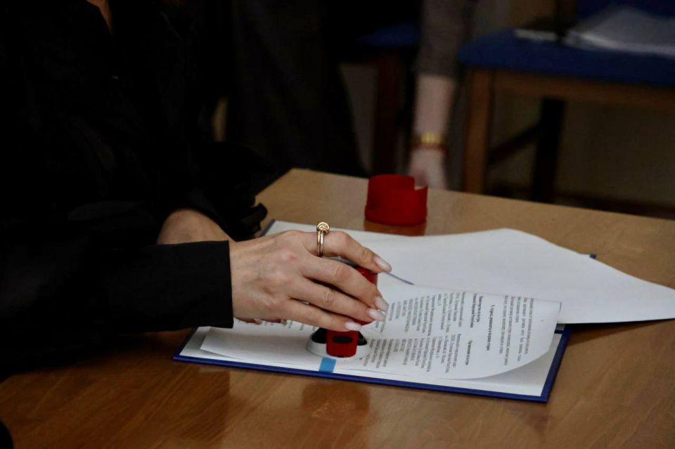 В Луганске состоялось важное мероприятие — трёхстороннее подписание соглашений между Министерством культуры ЛНР, учреждениями культуры муниципалитетов Республики и новыми земскими работниками, прибывшими из регионов России... В Луганске состоялось важное мероприятие — трёхстороннее подписание соглашений между Министерством культуры ЛНР, учреждениями культуры муниципалитетов Республики и новыми земскими работниками, прибывшими из регионов России...