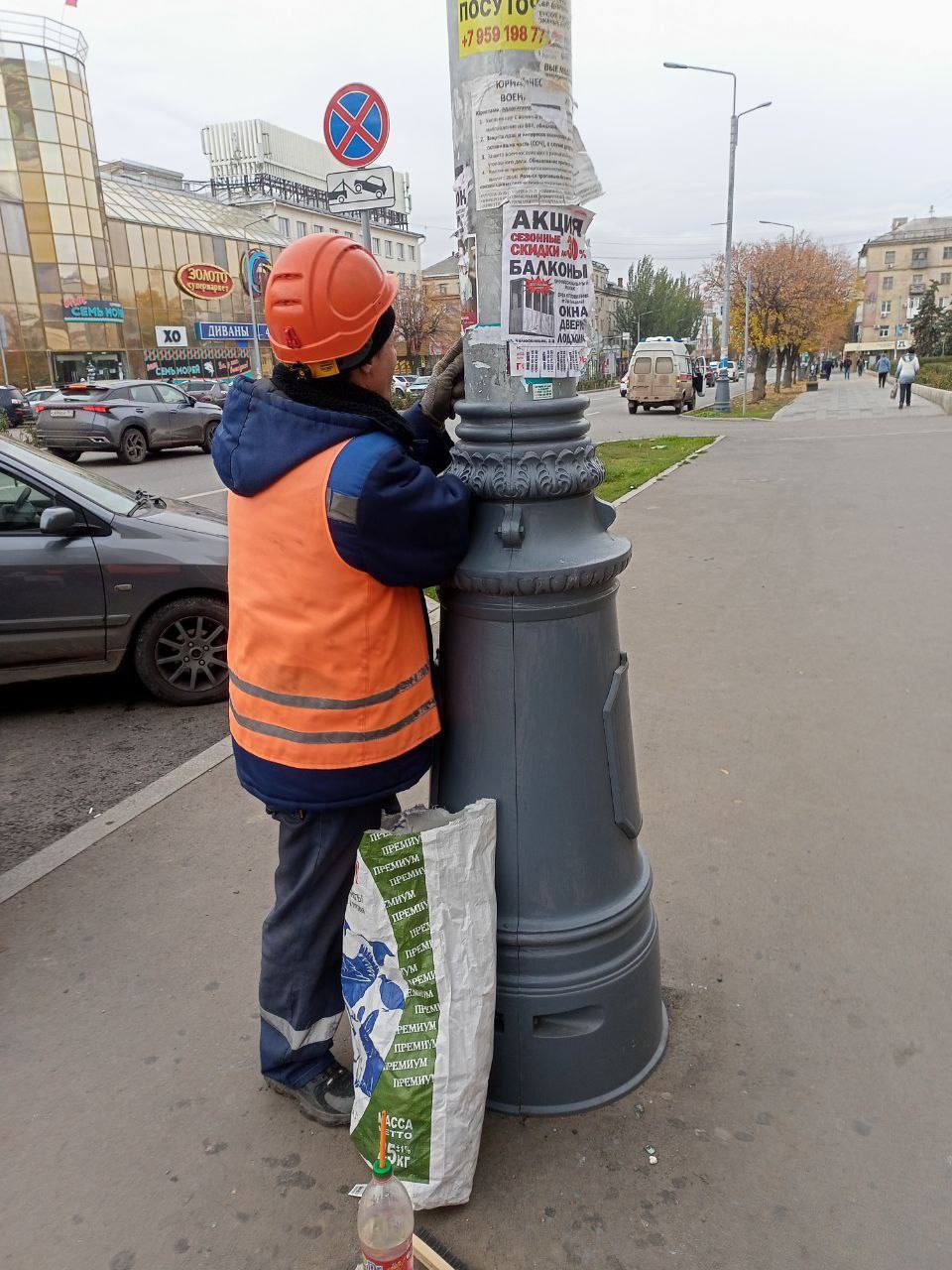 «Луганскгорсвет» проводит работы по благоустройству в центре Луганска «Луганскгорсвет» проводит работы по благоустройству в центре Луганска