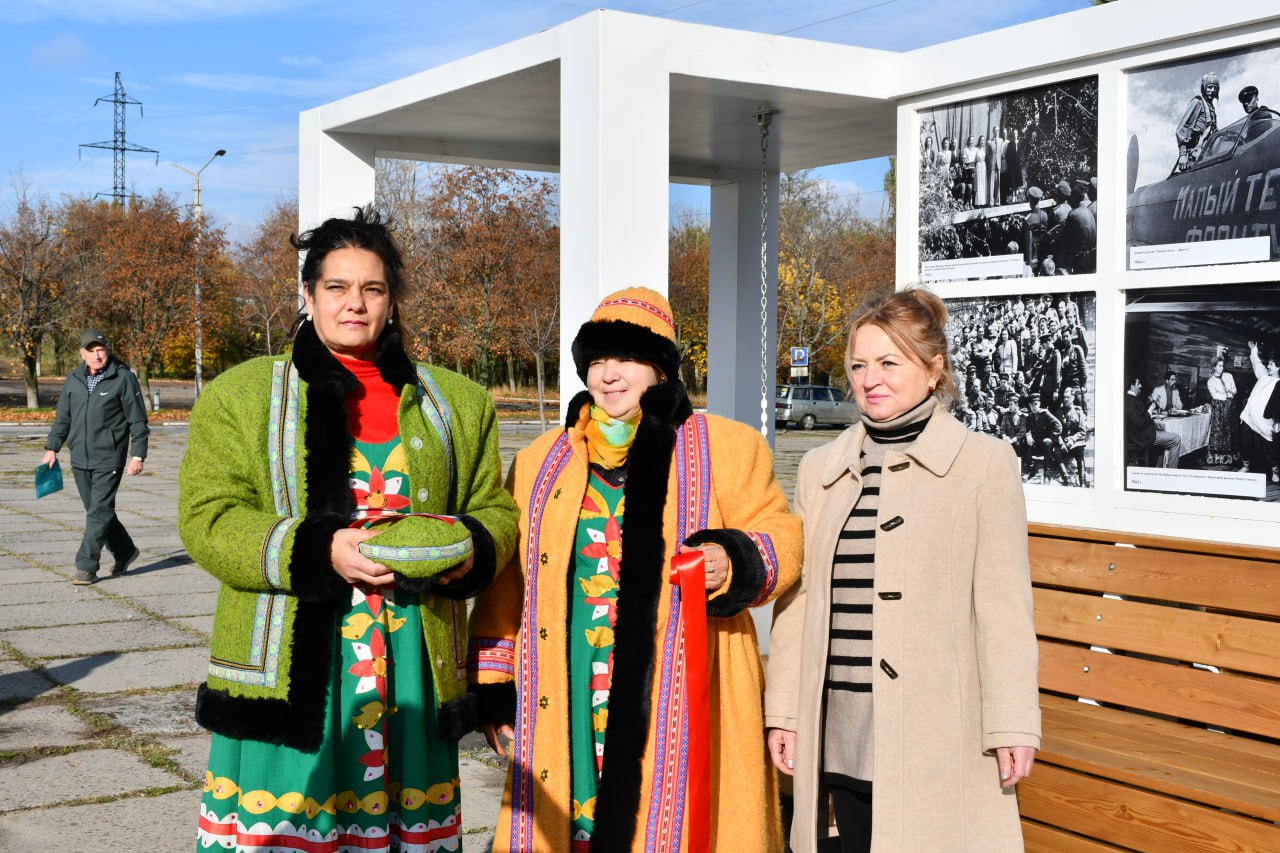 В городе Рубежное открылась уличная выставка «Театральная площадь», посвященная роли искусства в годы Великой Отечественной войны В городе Рубежное открылась уличная выставка «Театральная площадь», посвященная роли искусства в годы Великой Отечественной войны