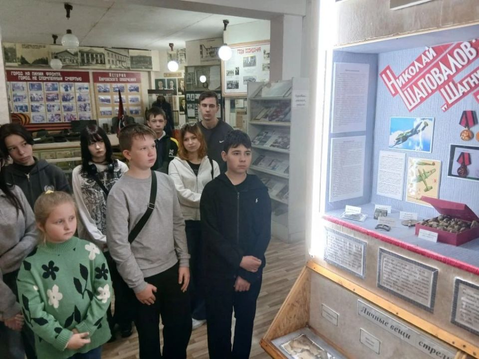 В Кировском историко-художественном музее состоялась экскурсия по экспозиции «Великая Отечественная война» В Кировском историко-художественном музее состоялась экскурсия по экспозиции «Великая Отечественная война»
