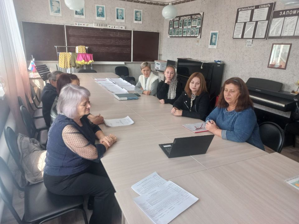 Педагоги Орджоникидзевской детской школы искусств познакомились с «Аудиовизуальной энциклопедией этнокультур России» — уникальным мультимедийным справочником, который раскрывает богатство традиций, языков, искусства и быта... Педагоги Орджоникидзевской детской школы искусств познакомились с «Аудиовизуальной энциклопедией этнокультур России» — уникальным мультимедийным справочником, который раскрывает богатство традиций, языков, искусства и быта...