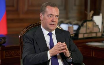 Памятные знаки на местах сражений военных РФ нужно устанавливать без промедления, считает замглавы Совбеза РФ Дмитрий Медведев