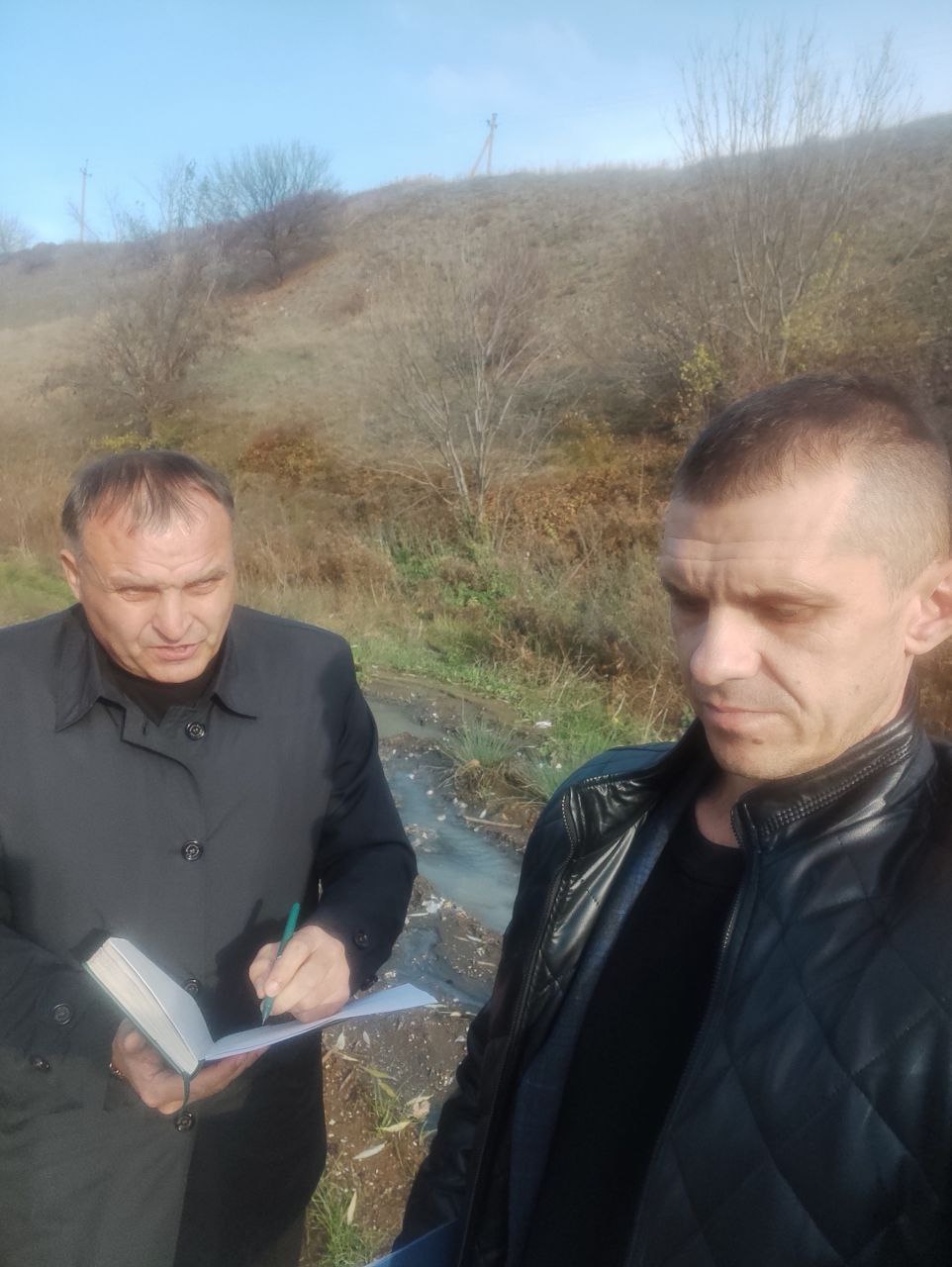 Сегодня сотрудники отдела чрезвычайных ситуаций, охраны труда и окружающей природной среды совместно с представителем ГУП ЛНР «Лугансквода» выехали по обращению жителя города Ровеньки, Фомина В.А., для проверки ситуации со... Сегодня сотрудники отдела чрезвычайных ситуаций, охраны труда и окружающей природной среды совместно с представителем ГУП ЛНР «Лугансквода» выехали по обращению жителя города Ровеньки, Фомина В.А., для проверки ситуации со...