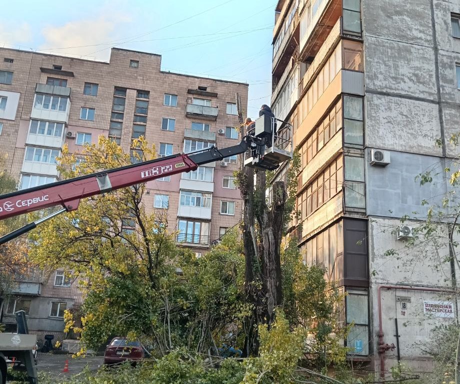 Коммунальные службы проводят работы на территории города Коммунальные службы проводят работы на территории города