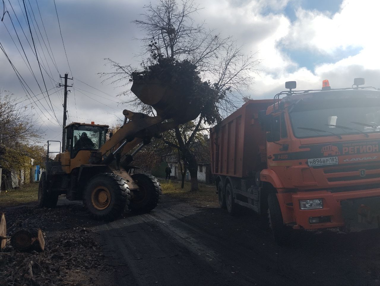 Сегодня специализированной техникой была завершена уборка удаленного аварийного дерева в пгт Кленовый по улице Полевая Сегодня специализированной техникой была завершена уборка удаленного аварийного дерева в пгт Кленовый по улице Полевая