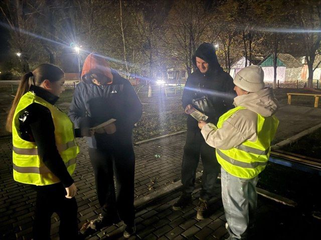 В целях недопущения детского дорожно-транспортного травматизма и привлечения внимания общественности к проблеме обеспечения безопасности дорожного движения детей-пешеходов в Ровеньковской школе № 8 им. С.В. Полуянова прошел... В целях недопущения детского дорожно-транспортного травматизма и привлечения внимания общественности к проблеме обеспечения безопасности дорожного движения детей-пешеходов в Ровеньковской школе № 8 им. С.В. Полуянова прошел...