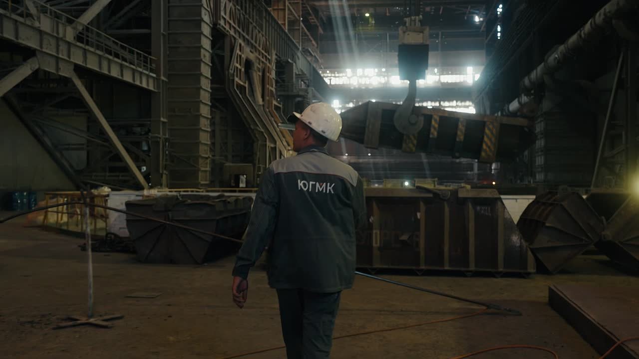 Как закалялась стать. Тизер нового эпизода сериала «Товарищи, заводчане!» Правда ли, что сталевары не любят жару? Чем отличается горячий стаж от холодного? И кто пишет детские сказки на заводе? Ответы на эти вопросы — в...