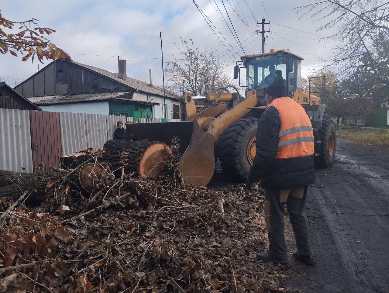 Сегодня специализированной техникой была завершена уборка удаленного аварийного дерева в пгт Кленовый по улице Полевая Сегодня специализированной техникой была завершена уборка удаленного аварийного дерева в пгт Кленовый по улице Полевая