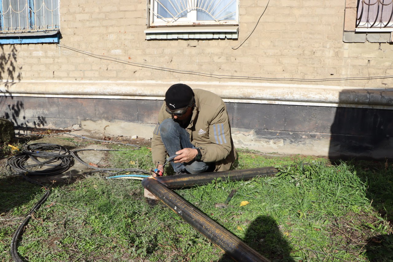 В Лутугино единая управляющая компания продолжает ремонты систем водоснабжения многоквартирных домов