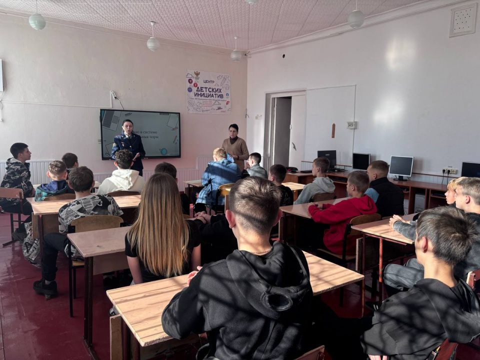 28 октября с целью профилактики правонарушений среди несовершеннолетних, повышения их правовой культуры в Ровеньковской школе №12 состоялась важная встреча 28 октября с целью профилактики правонарушений среди несовершеннолетних, повышения их правовой культуры в Ровеньковской школе №12 состоялась важная встреча
