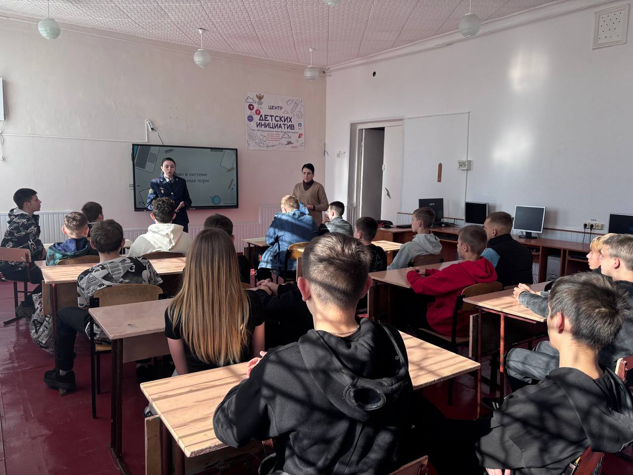 28 октября с целью профилактики правонарушений среди несовершеннолетних, повышения их правовой культуры в Ровеньковской школе №12 состоялась важная встреча 28 октября с целью профилактики правонарушений среди несовершеннолетних, повышения их правовой культуры в Ровеньковской школе №12 состоялась важная встреча
