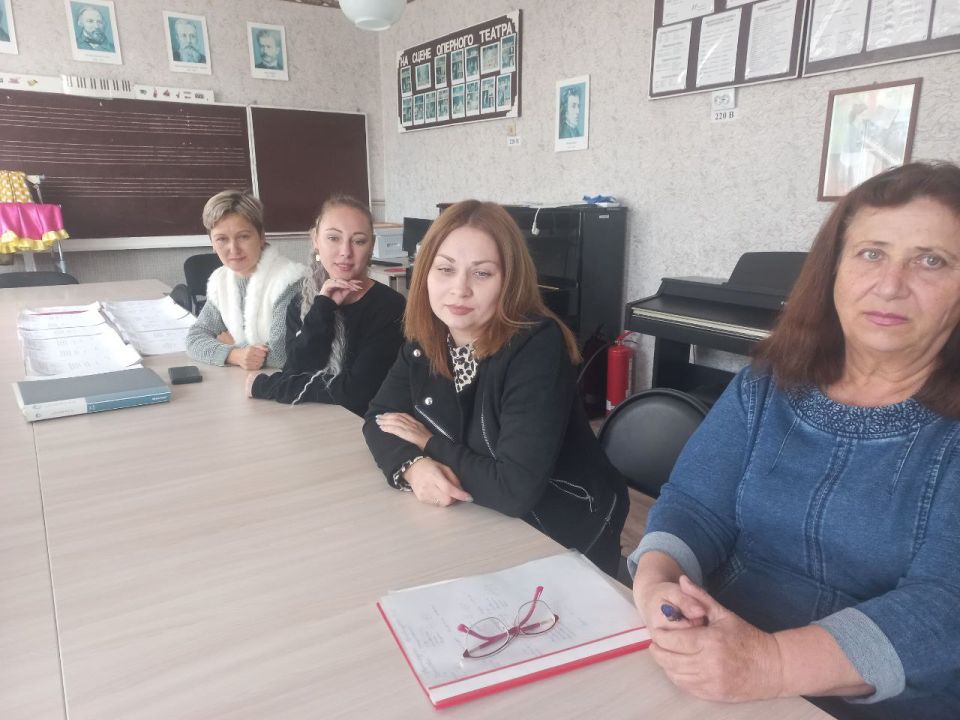 Педагоги Орджоникидзевской детской школы искусств познакомились с «Аудиовизуальной энциклопедией этнокультур России» — уникальным мультимедийным справочником, который раскрывает богатство традиций, языков, искусства и быта... Педагоги Орджоникидзевской детской школы искусств познакомились с «Аудиовизуальной энциклопедией этнокультур России» — уникальным мультимедийным справочником, который раскрывает богатство традиций, языков, искусства и быта...
