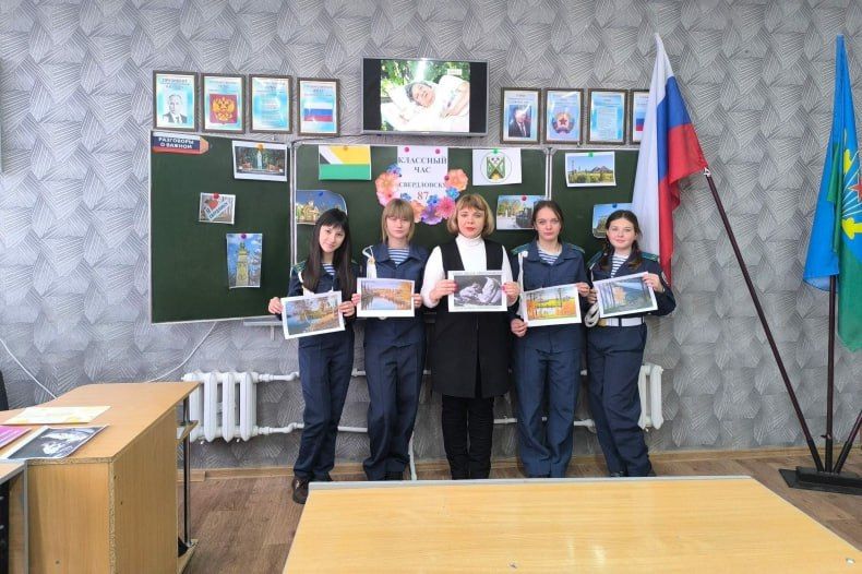 В Свердловской средней школе №8 провели классный час «Город героев, город шахтёров, город талантов» В Свердловской средней школе №8 провели классный час «Город героев, город шахтёров, город талантов»