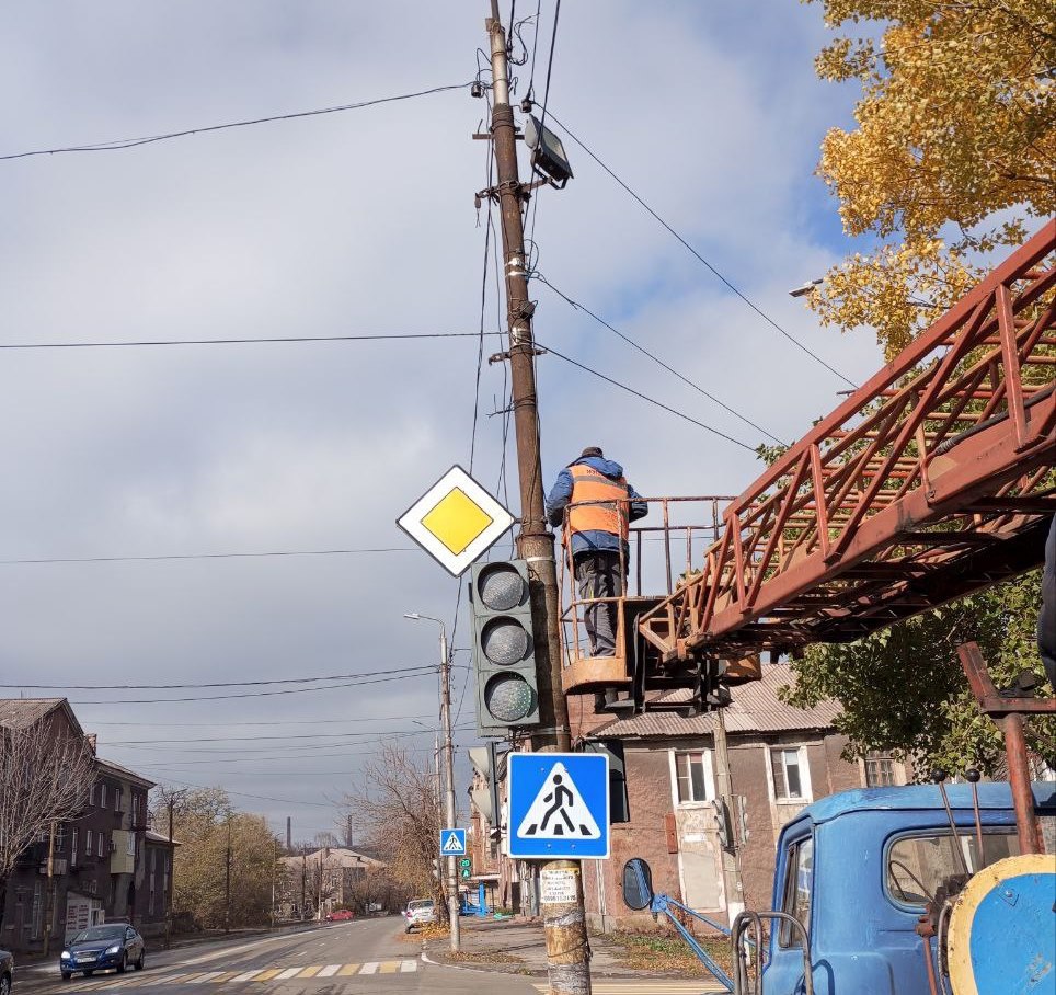 Коммунальные службы проводят работы на территории города Коммунальные службы проводят работы на территории города