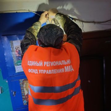 Специалистами Брянковского филиала НКО «Единый региональный фонд по управлению многоквартирными домами на территории ЛНР» выполняются плановые работы по замене устаревшего электрооборудования на новое по адресу: ул....