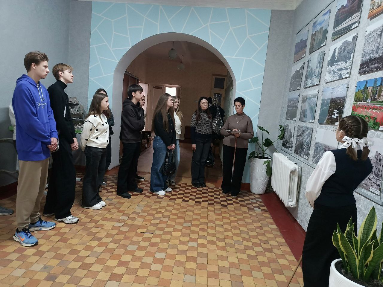 10-11 классы Ровеньковской гимназии №1 им. Г.С.Шонина посетили новую экспозицию «СВОим героям» в музее боевой и трудовой славы «Память» в Ясеновской гимназии им. Ю.В.Стеценко 10-11 классы Ровеньковской гимназии №1 им. Г.С.Шонина посетили новую экспозицию «СВОим героям» в музее боевой и трудовой славы «Память» в Ясеновской гимназии им. Ю.В.Стеценко