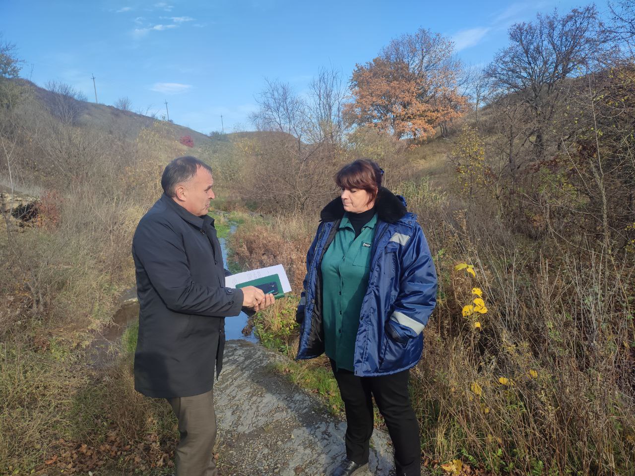 Сегодня сотрудники отдела чрезвычайных ситуаций, охраны труда и окружающей природной среды совместно с представителем ГУП ЛНР «Лугансквода» выехали по обращению жителя города Ровеньки, Фомина В.А., для проверки ситуации со... Сегодня сотрудники отдела чрезвычайных ситуаций, охраны труда и окружающей природной среды совместно с представителем ГУП ЛНР «Лугансквода» выехали по обращению жителя города Ровеньки, Фомина В.А., для проверки ситуации со...